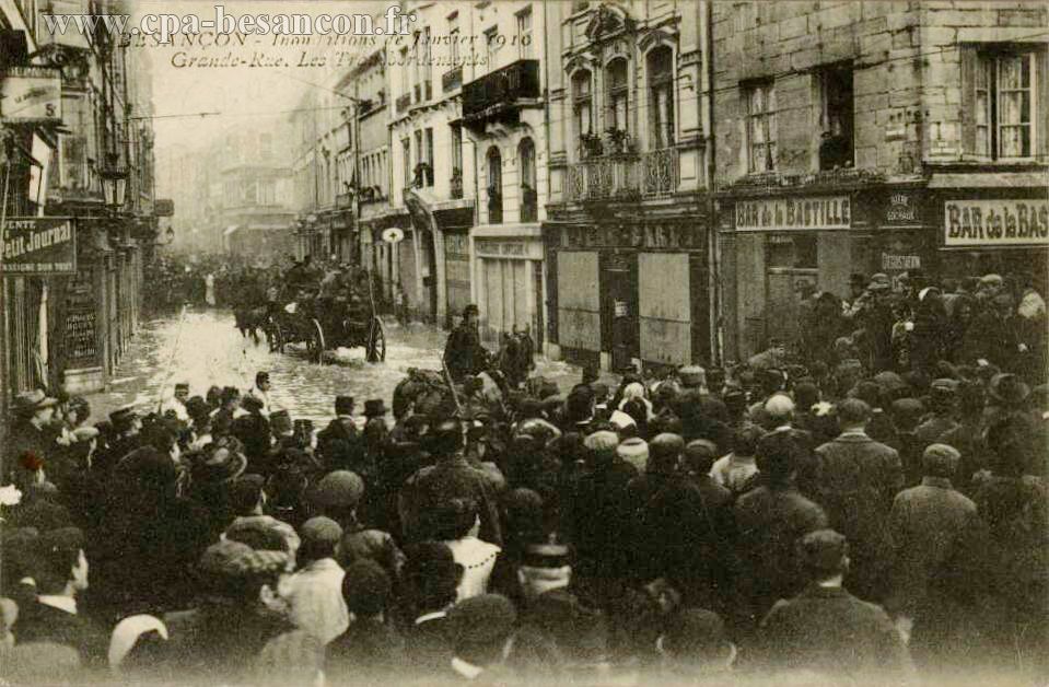 BESANÇON - Inondations de Janvier 1910 - Grande-Rue. Les Transbordements